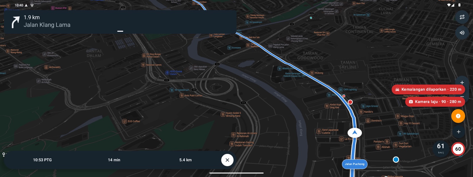 LURUS pada head unit kereta 1920×720: arahan di sebelah kiri, peta navigasi malam di sebelah kanan